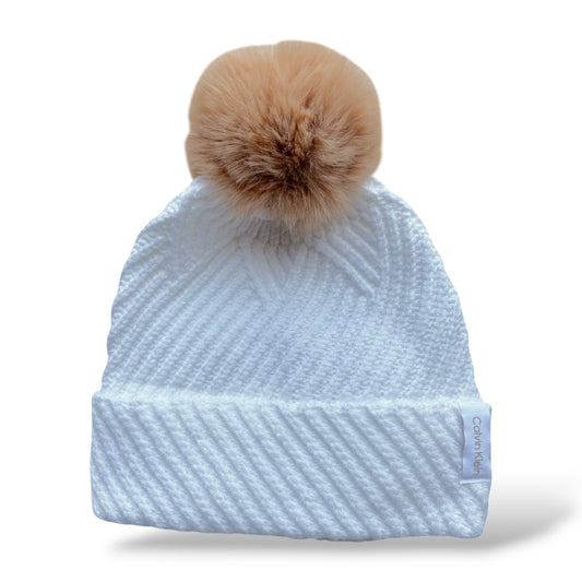 Gorro a Calvin K blanco con pompón camel