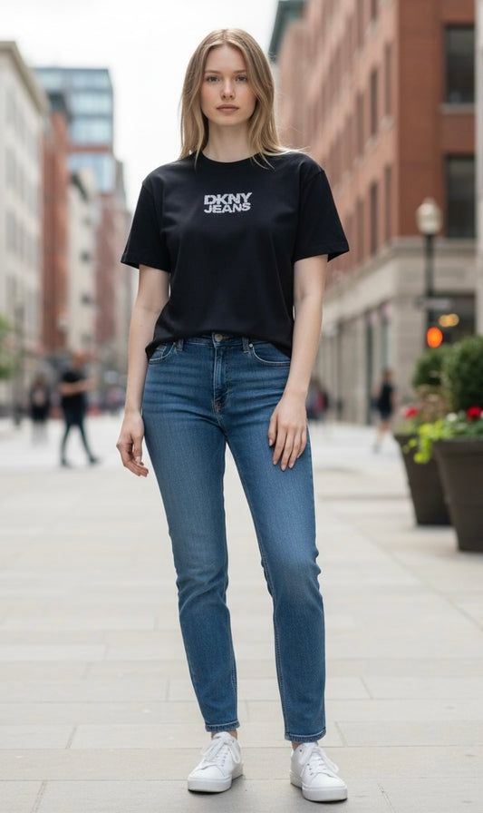 Playera DKNY negra con brillos plateados