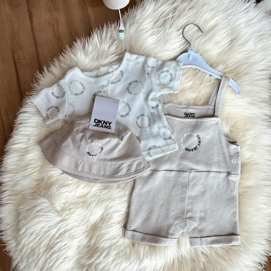 Conjunto Overol short DKNY bebé beige con playera y gorrito Bucket