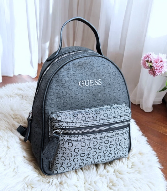 Backpack Guess pequeña negra/gris con monogram y placa plateada