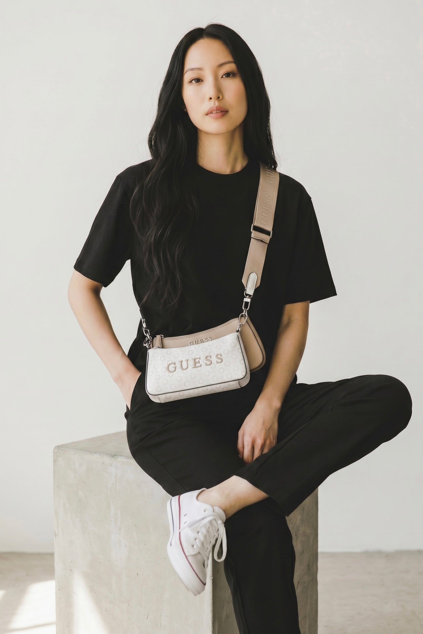 Crossbody Guess doble uña beige y otra blanca monogram beige