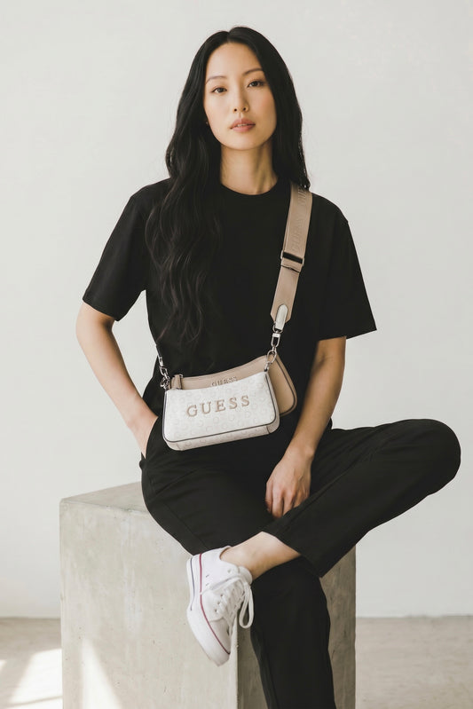 Crossbody Guess doble uña beige y otra blanca monogram beige