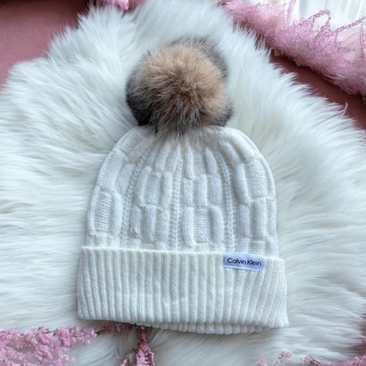 Gorro Calvin K crema con pompón camel