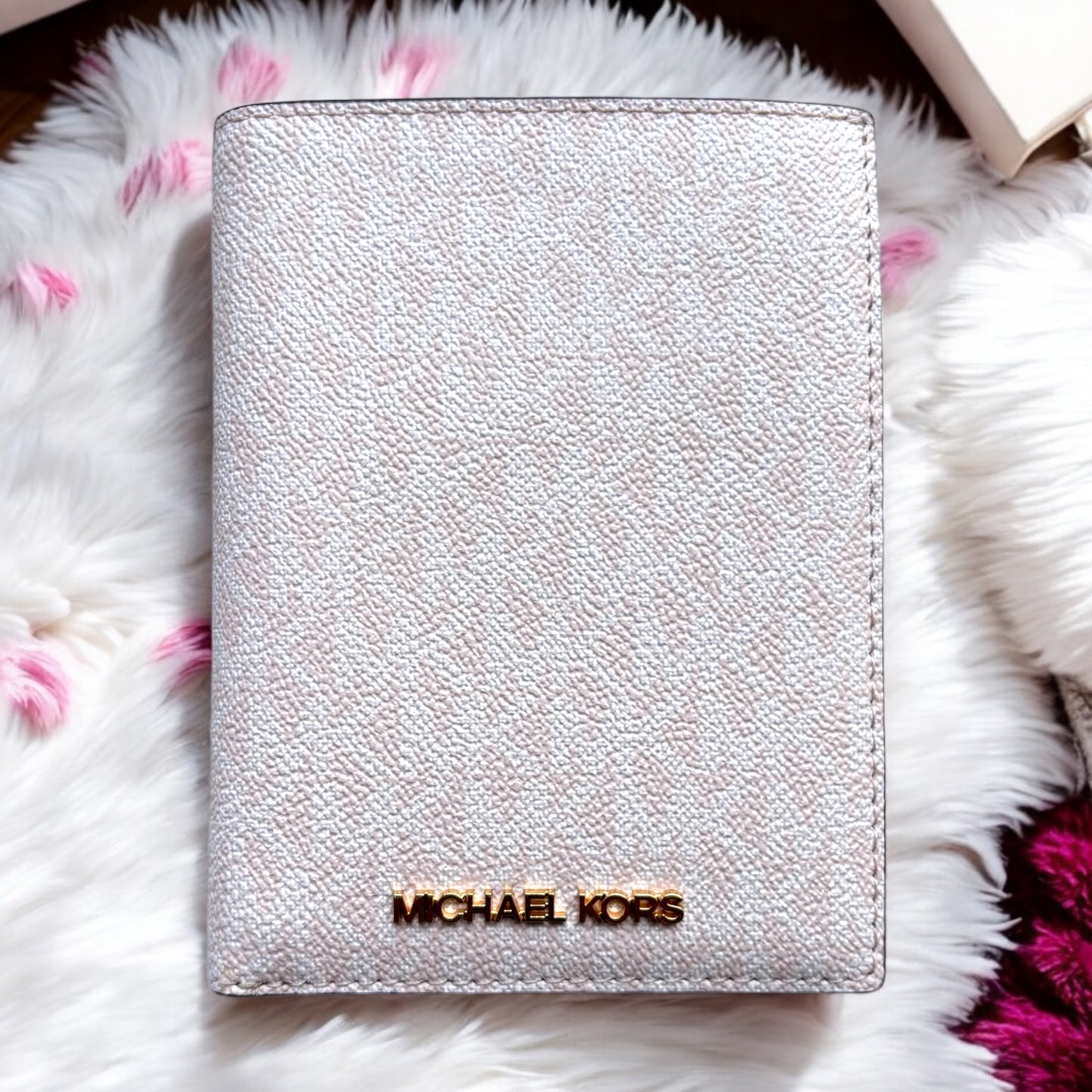 Porta pasaporte Michael K rosa con monogram
