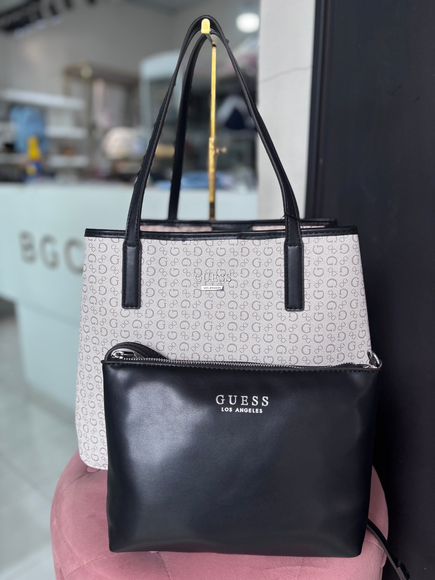Tote Y muñequera Guess beige con detalles negros