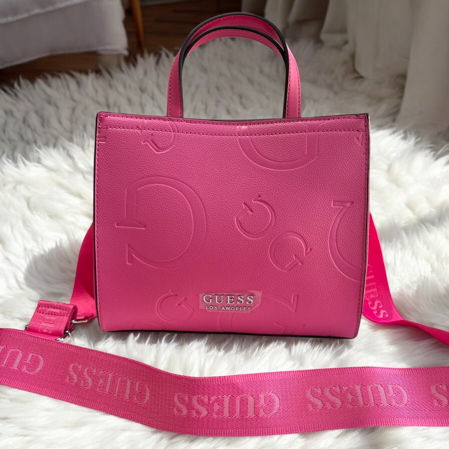 Tote Guess rosa con placa plateada y strap