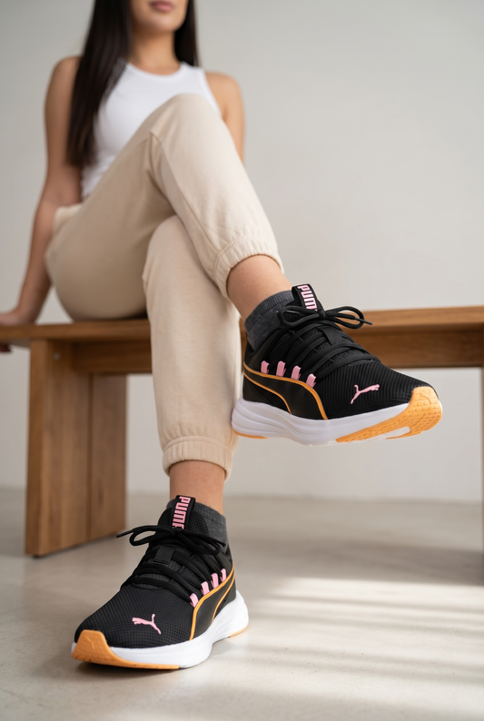 Tenis Puma negros con detalles rosa y anaranjado