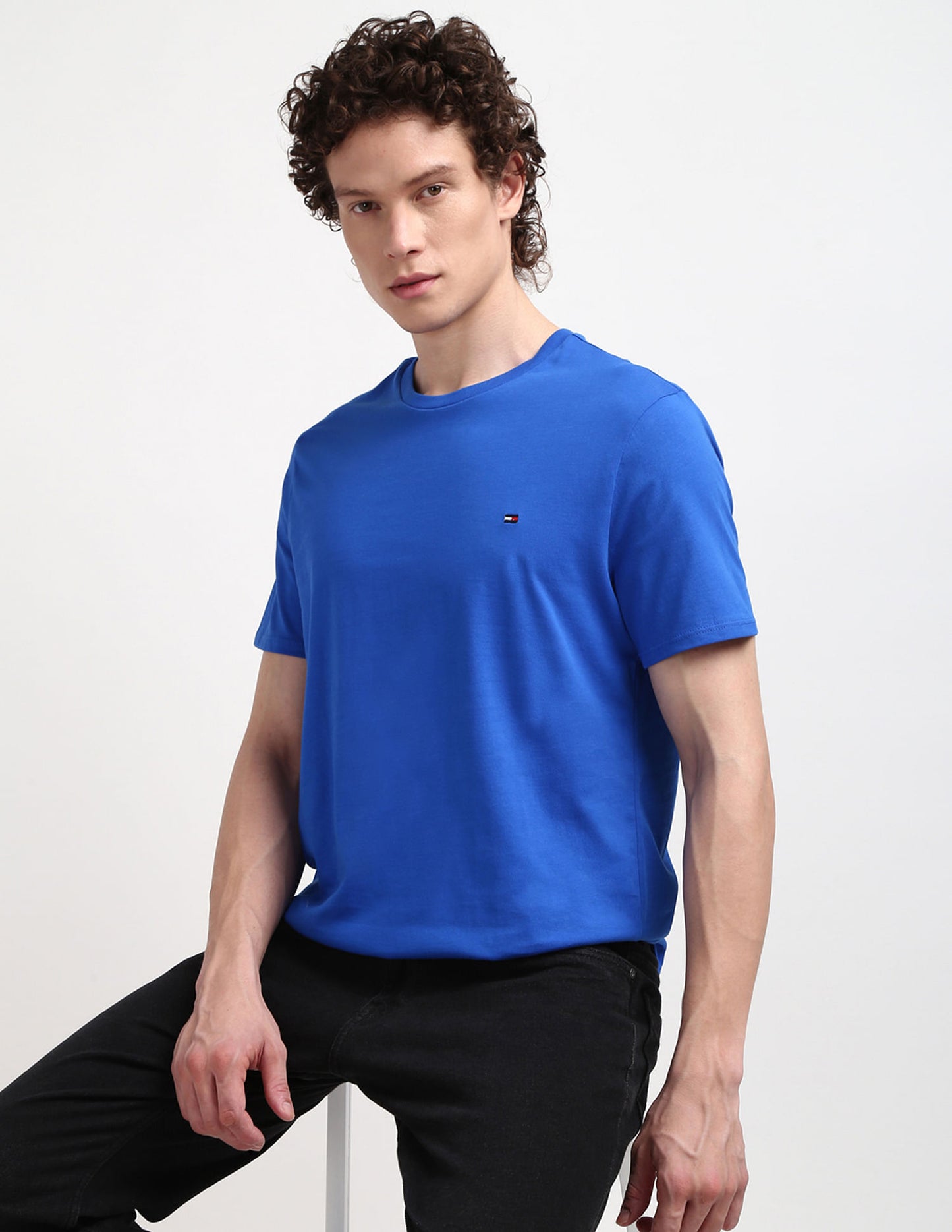 Playera Tommy H azul con bandera bordada para caballero