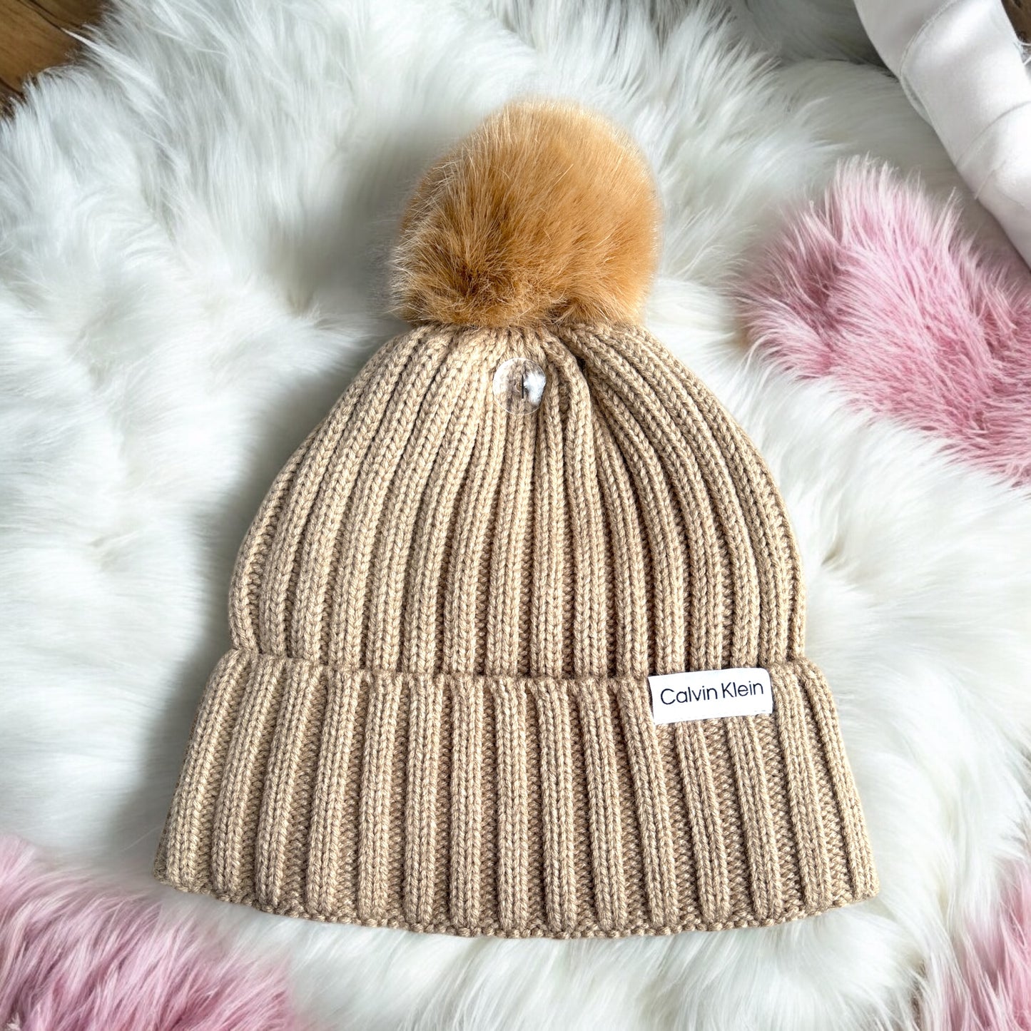 Gorro Calvin K camel con pompones