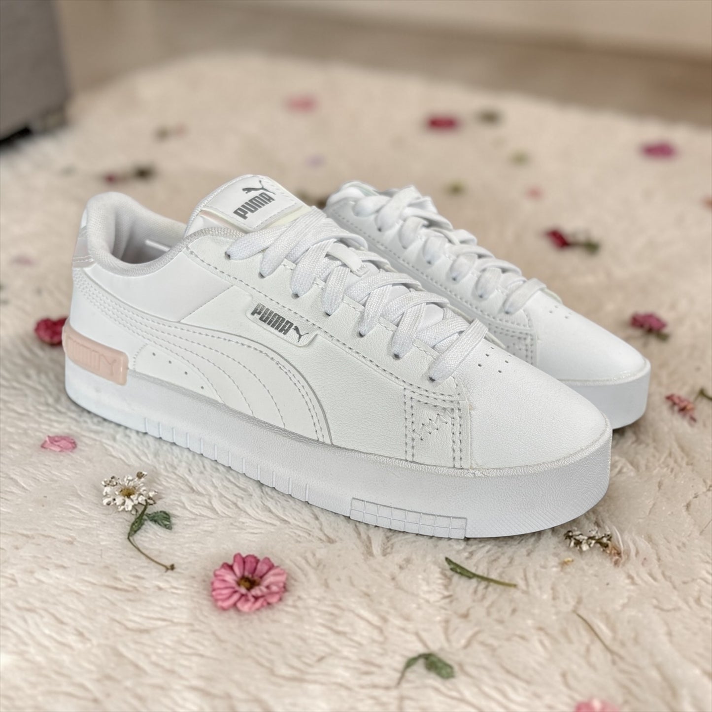 Tenis Puma blancos con detalles tornasol y rosa
