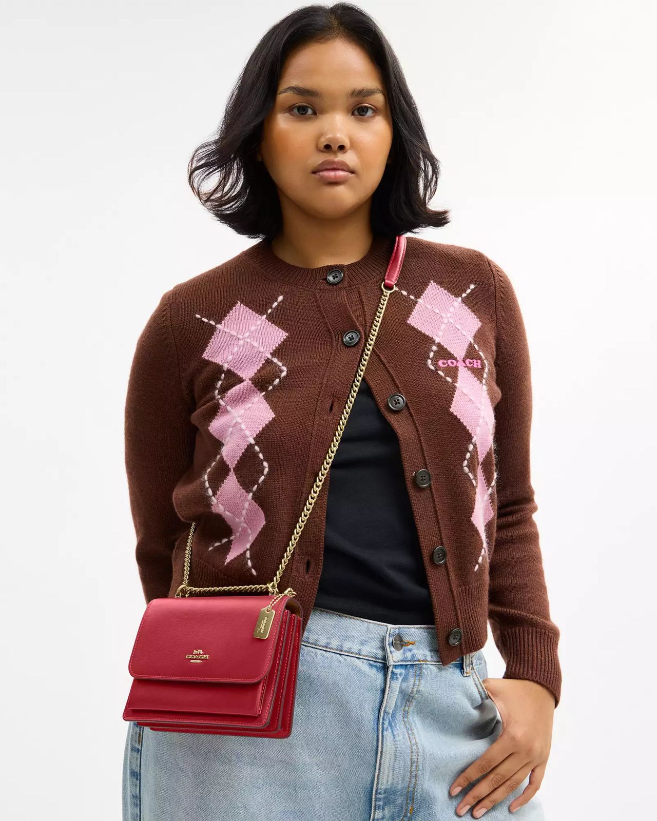 Crossbody Couch True roja, placa y strap de cadena dorada