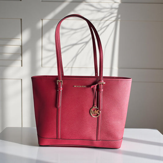 Tote a Michael K roja con placa