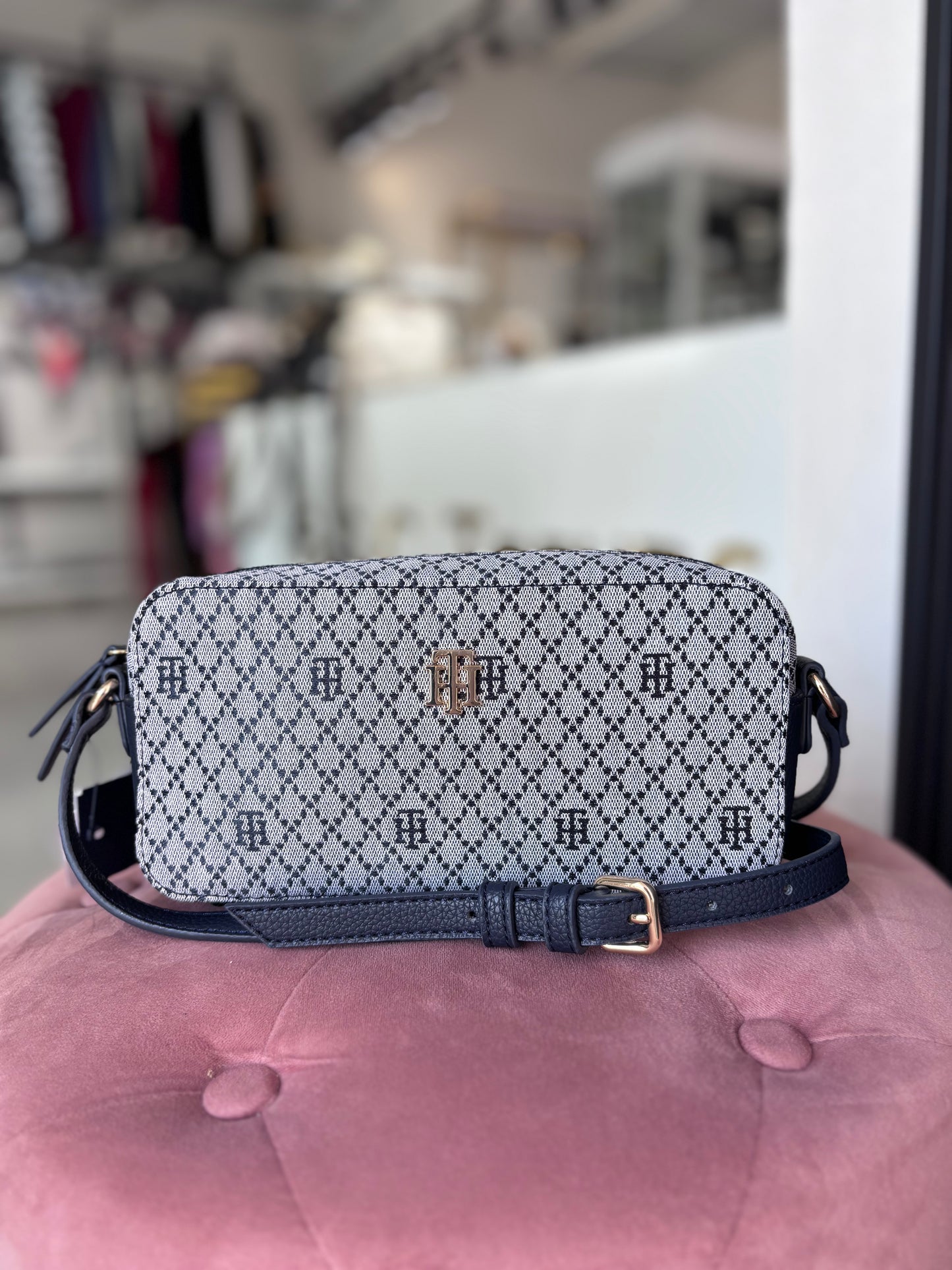 Crossbody Tommy H azul marino con monogram