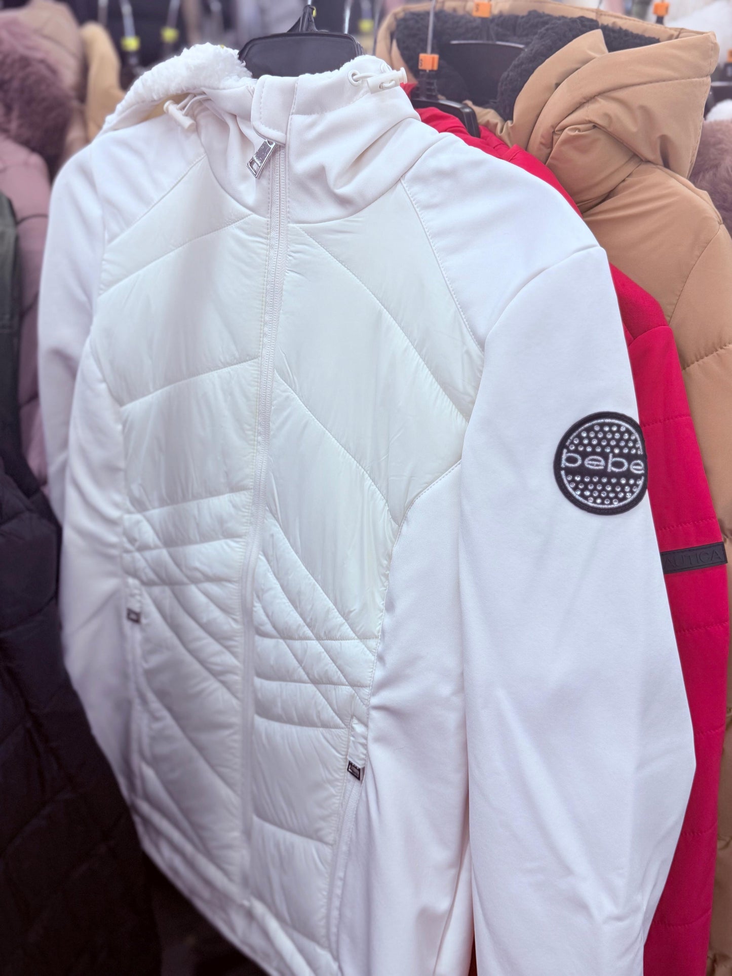 Chamarra Bebe crema capitonadalisa, gorrito afelpado y placa negra con brillos