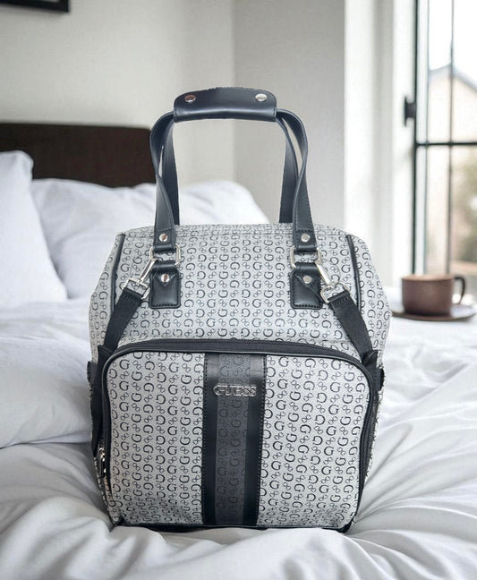Backpack/Diaper bag Guess gris de viaje incluyes stroller straps