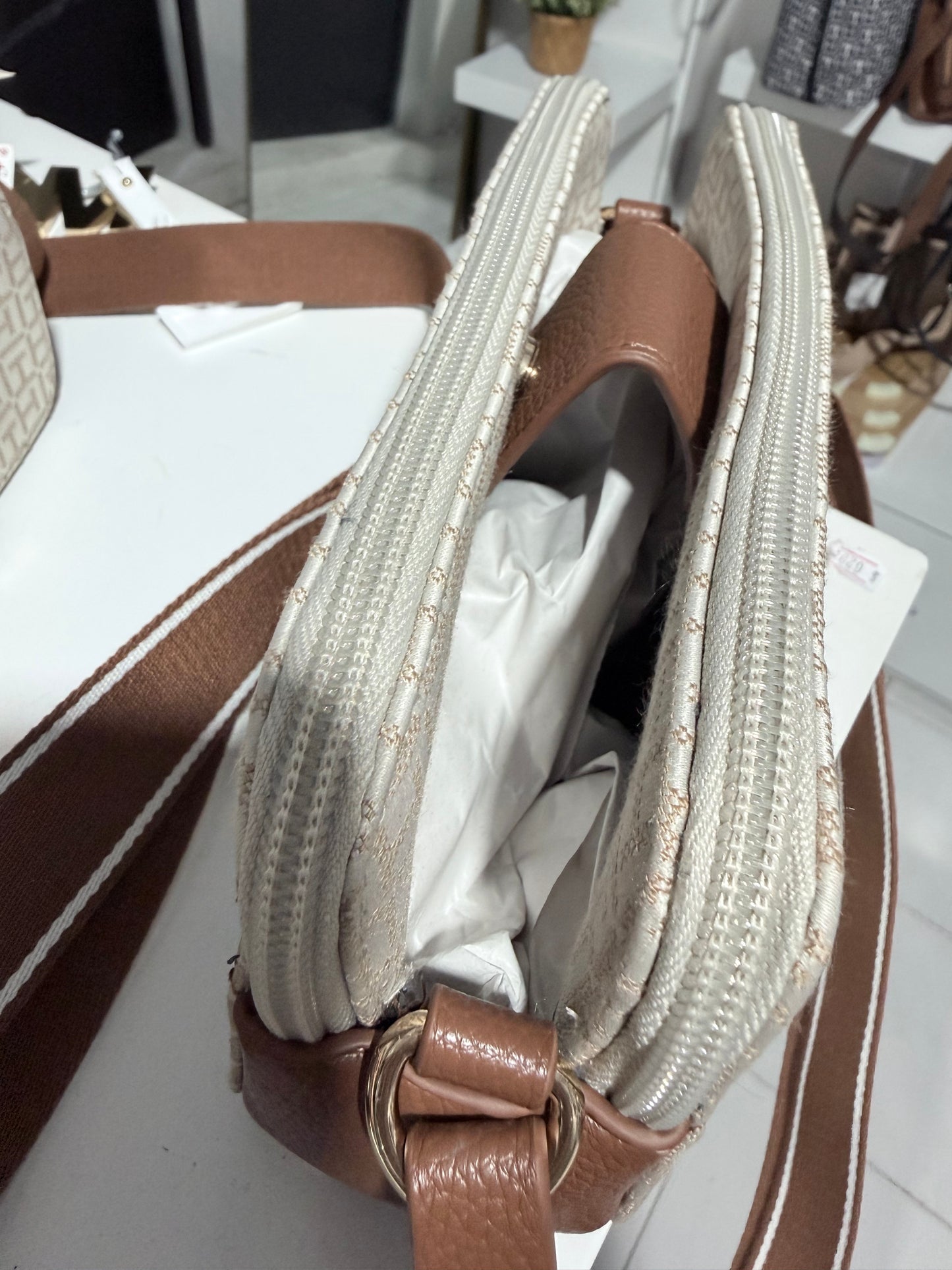 Crossbody doble cierre beige/ camel strap tela logo dorado