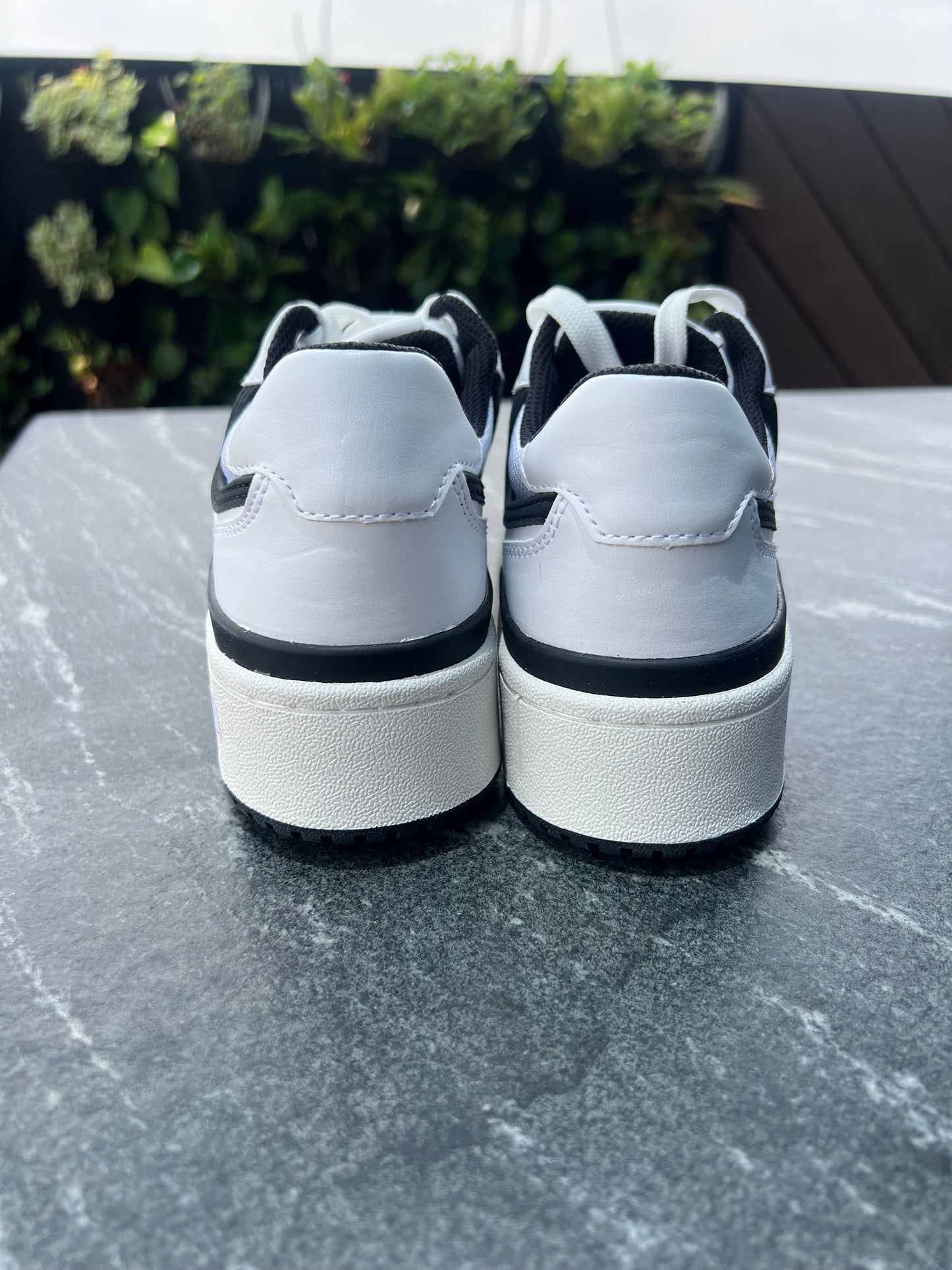Tenis Calvin K Blancos/negros con letras negras