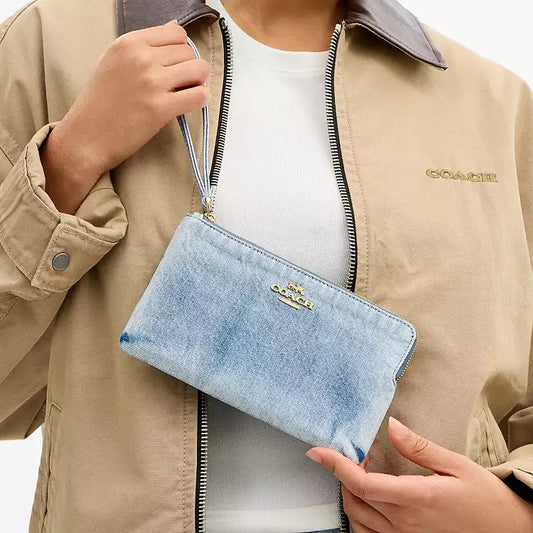 Muñequera Coach de mezclilla con placa dorada