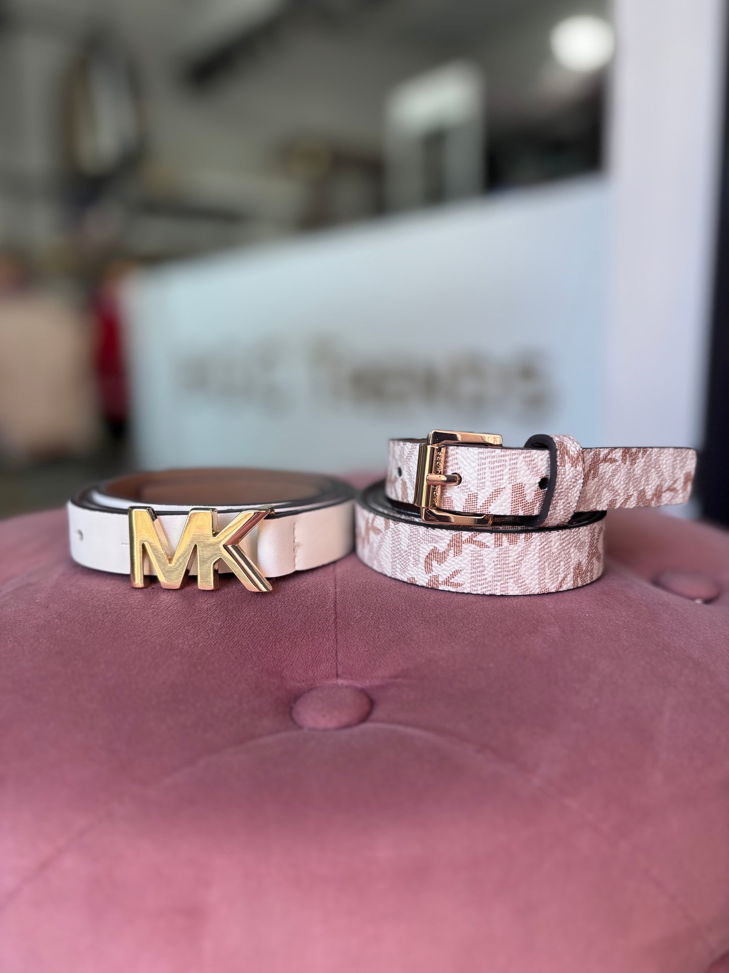 Dúo de cinturones Michael k blanco y beige con monogram