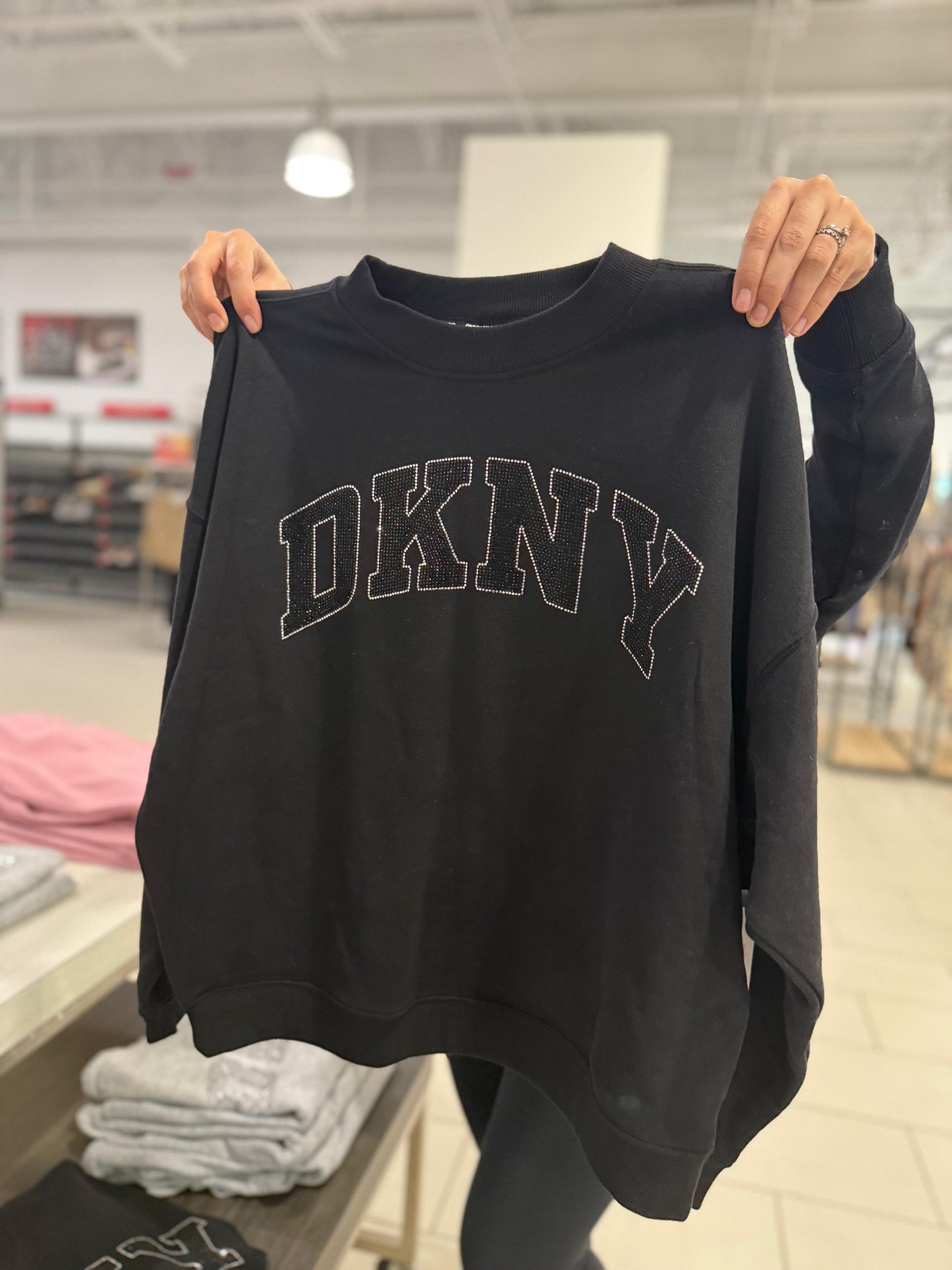 Sudadera DKNY negra, letras con piedritas
