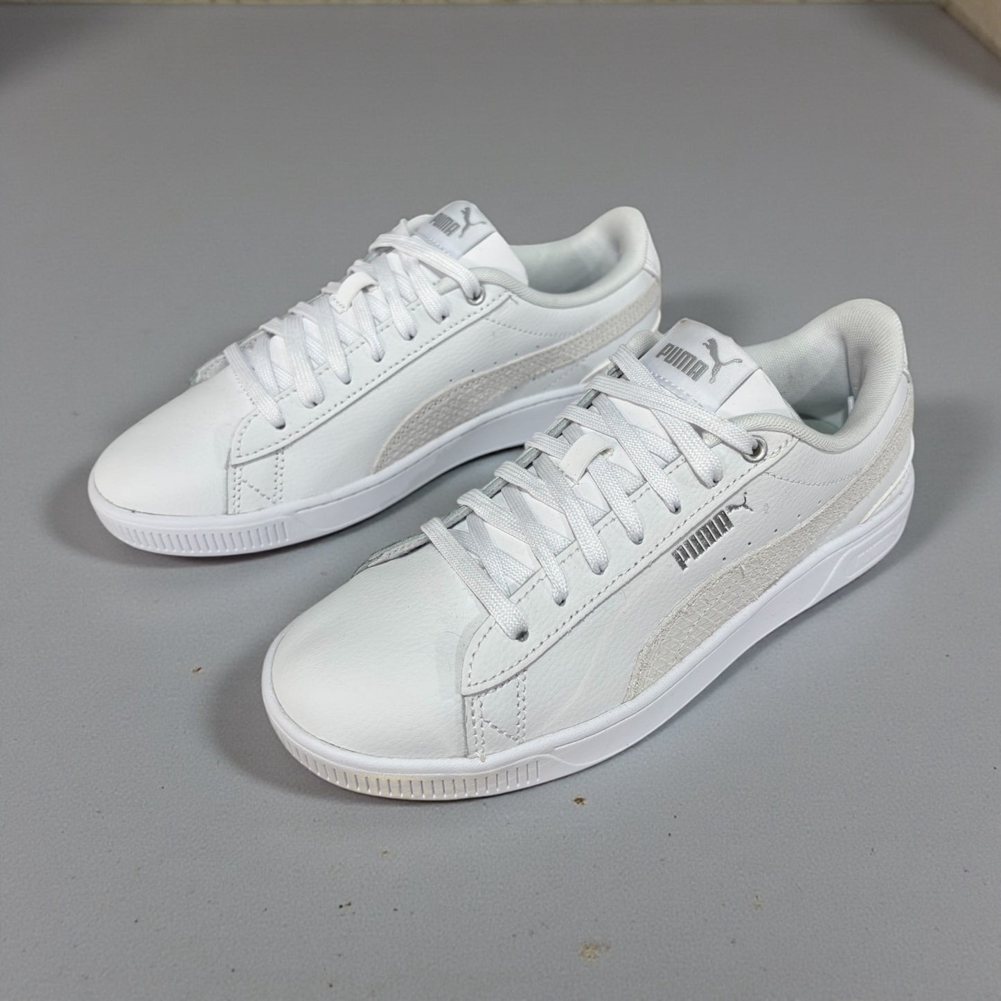 Tenis Puma blancos con detalle beige