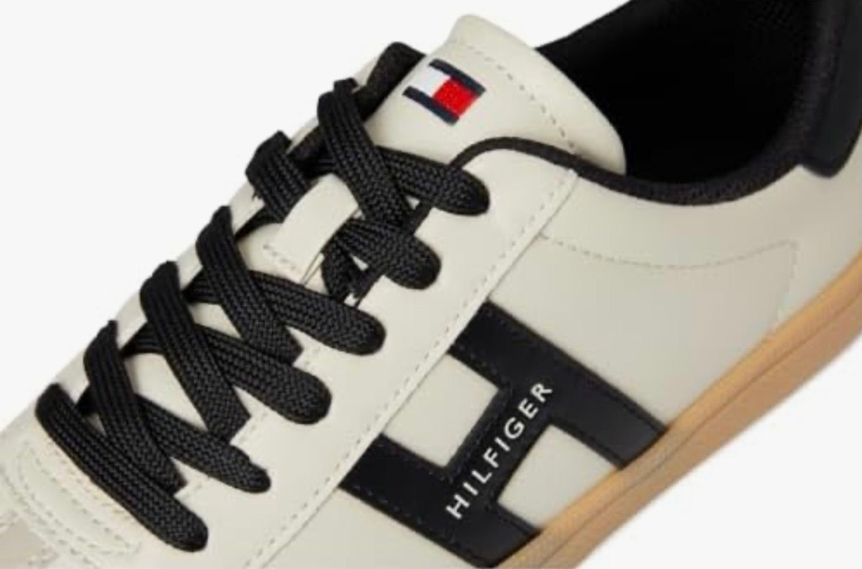 Tenis Guess beige con detalles negros