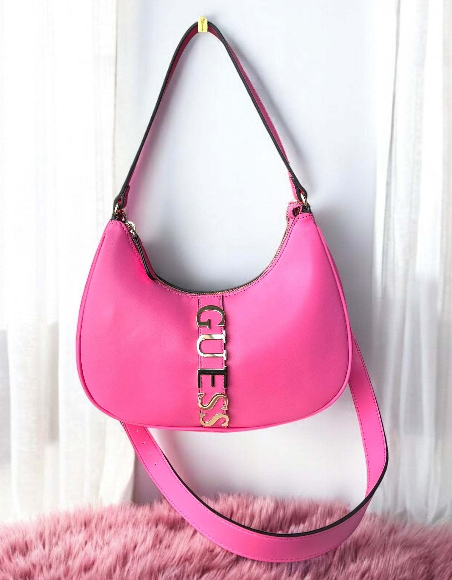 Hobo Guess rosa con placa grande dorada y strap para Crossbody
