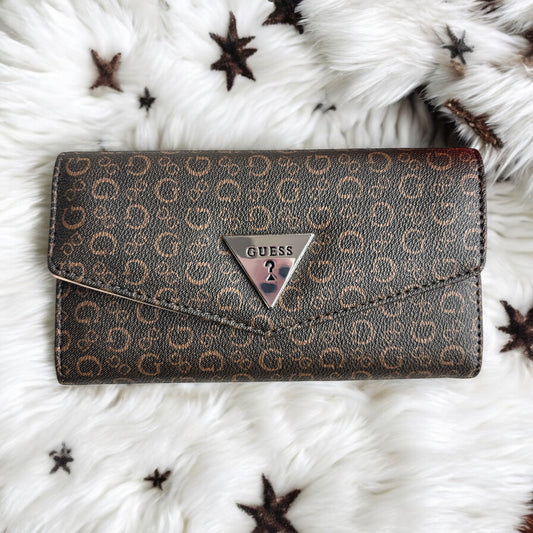 Cartera Guess chocolate con monogram camel y placa plateada