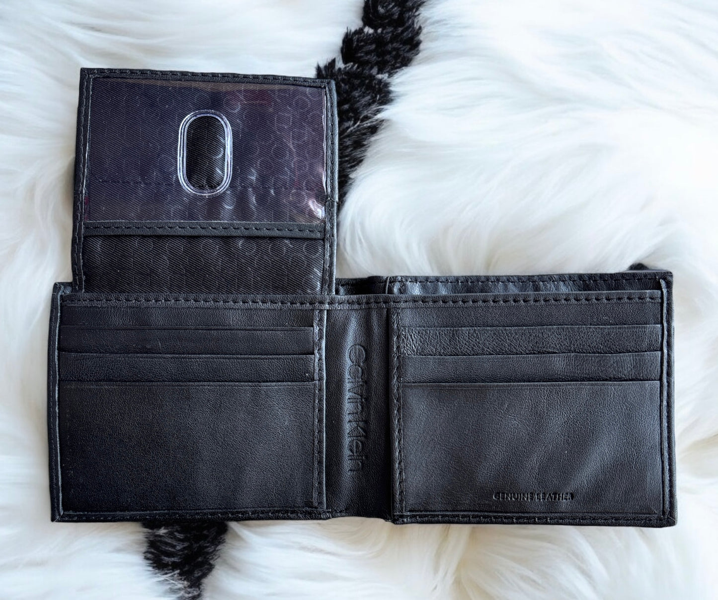Cartera Calvin K negra con placa CK plateada