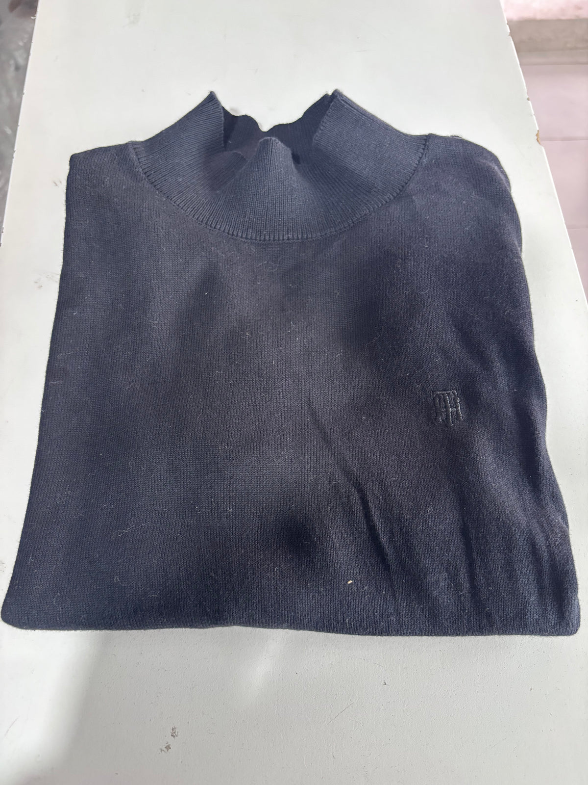 Playera Tommy H negra de cuello alto