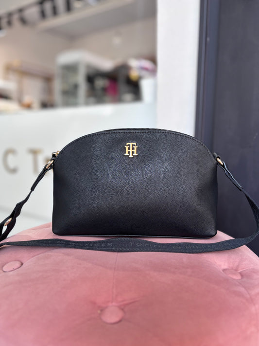 Crossbody Tommy H negra con placa dorada