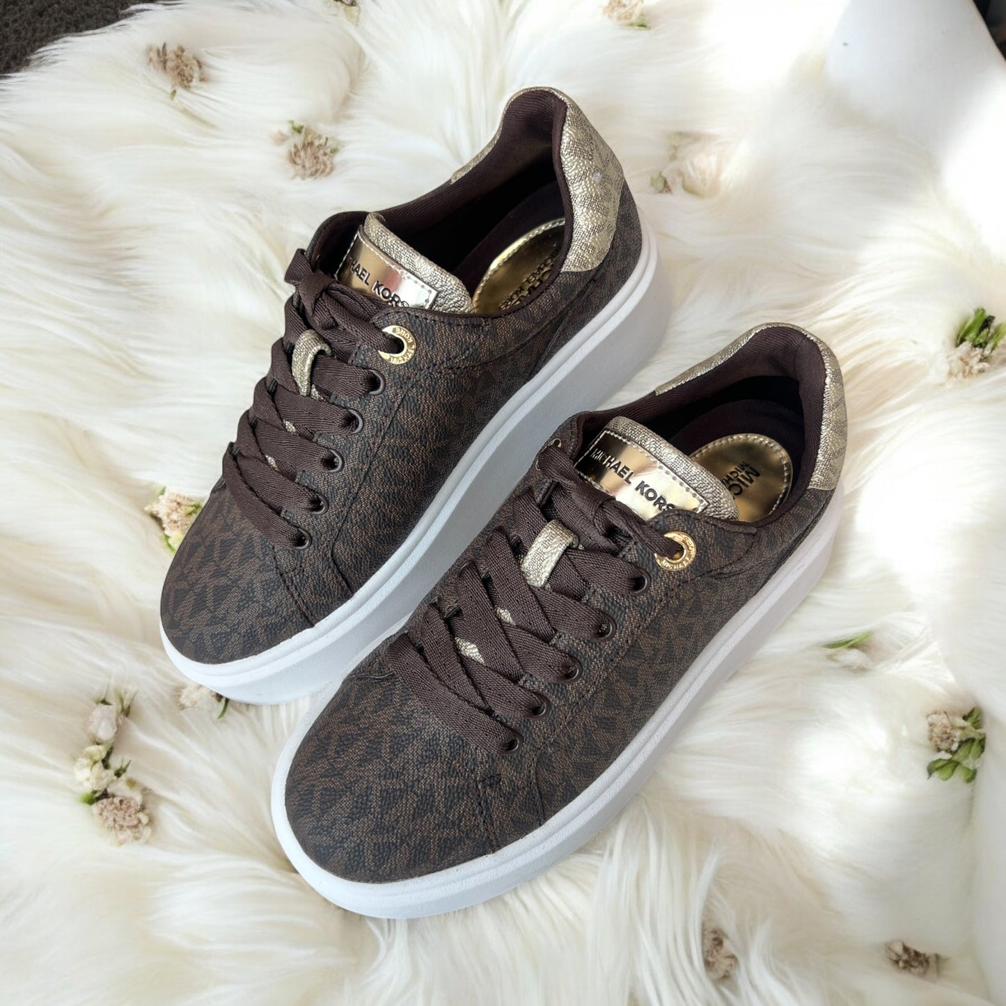 Tenis Michael K chocolate con detalles dorados