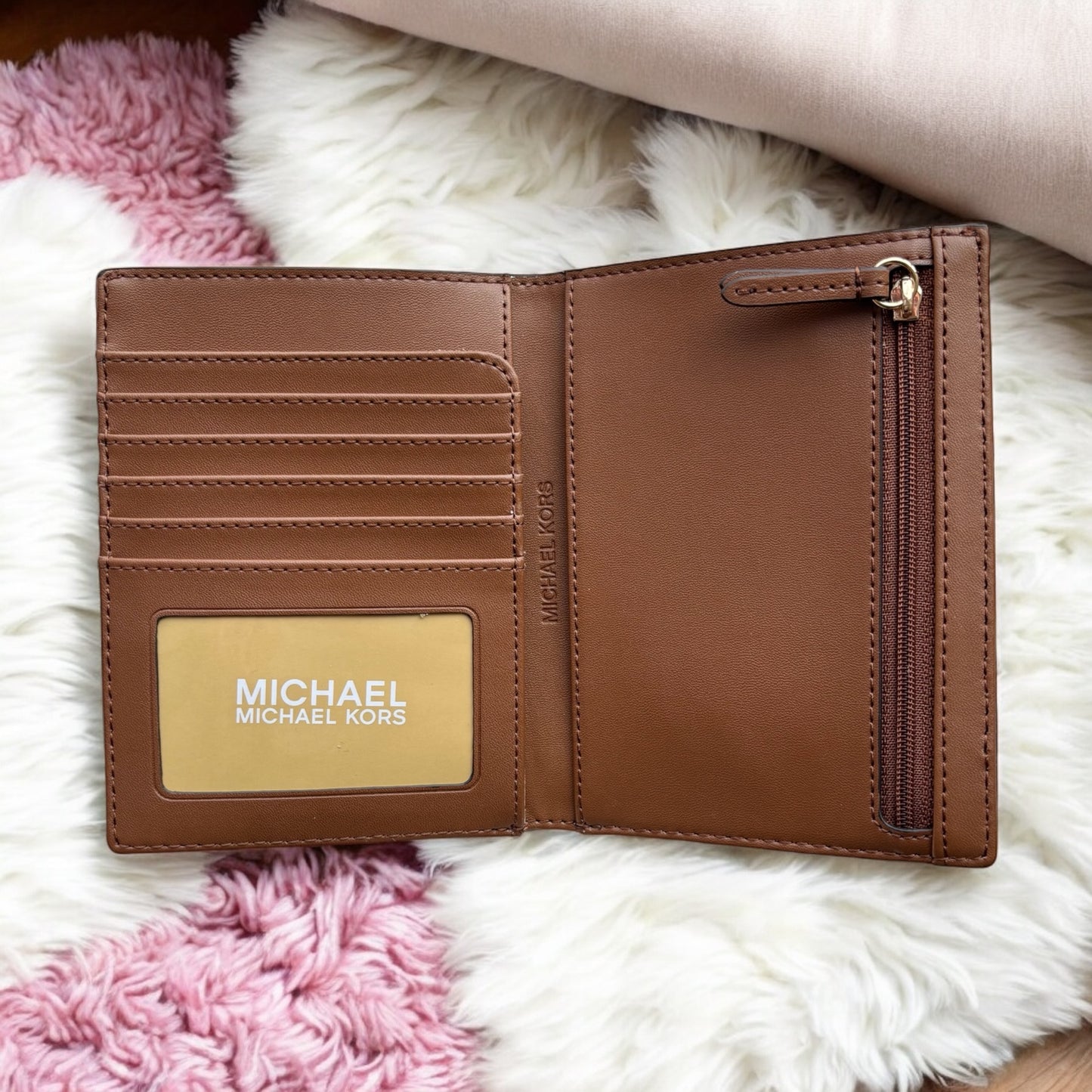 Porta pasaporte Michael k camel con monogram