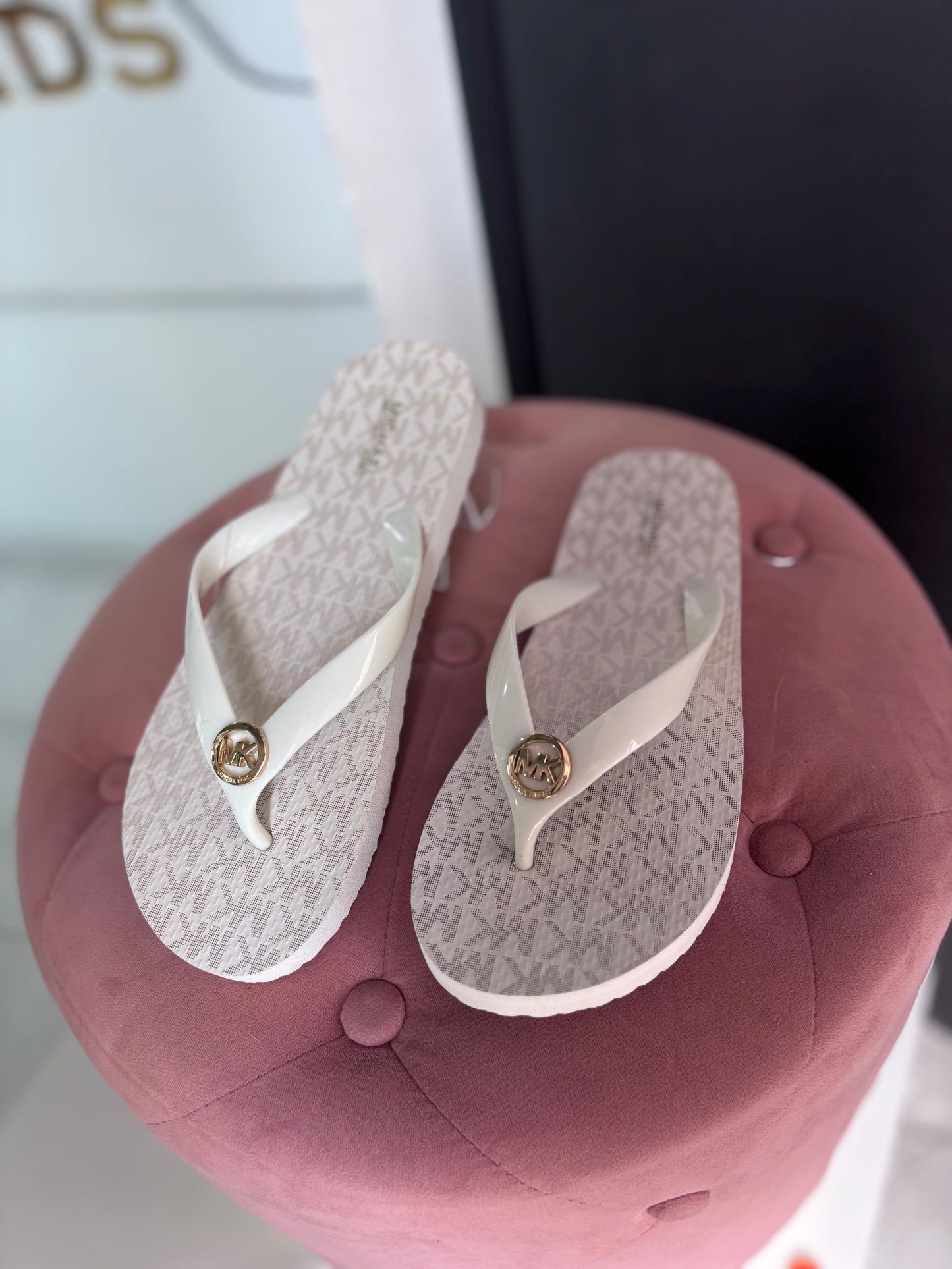 Sandalias Michael Kors crema con placa
