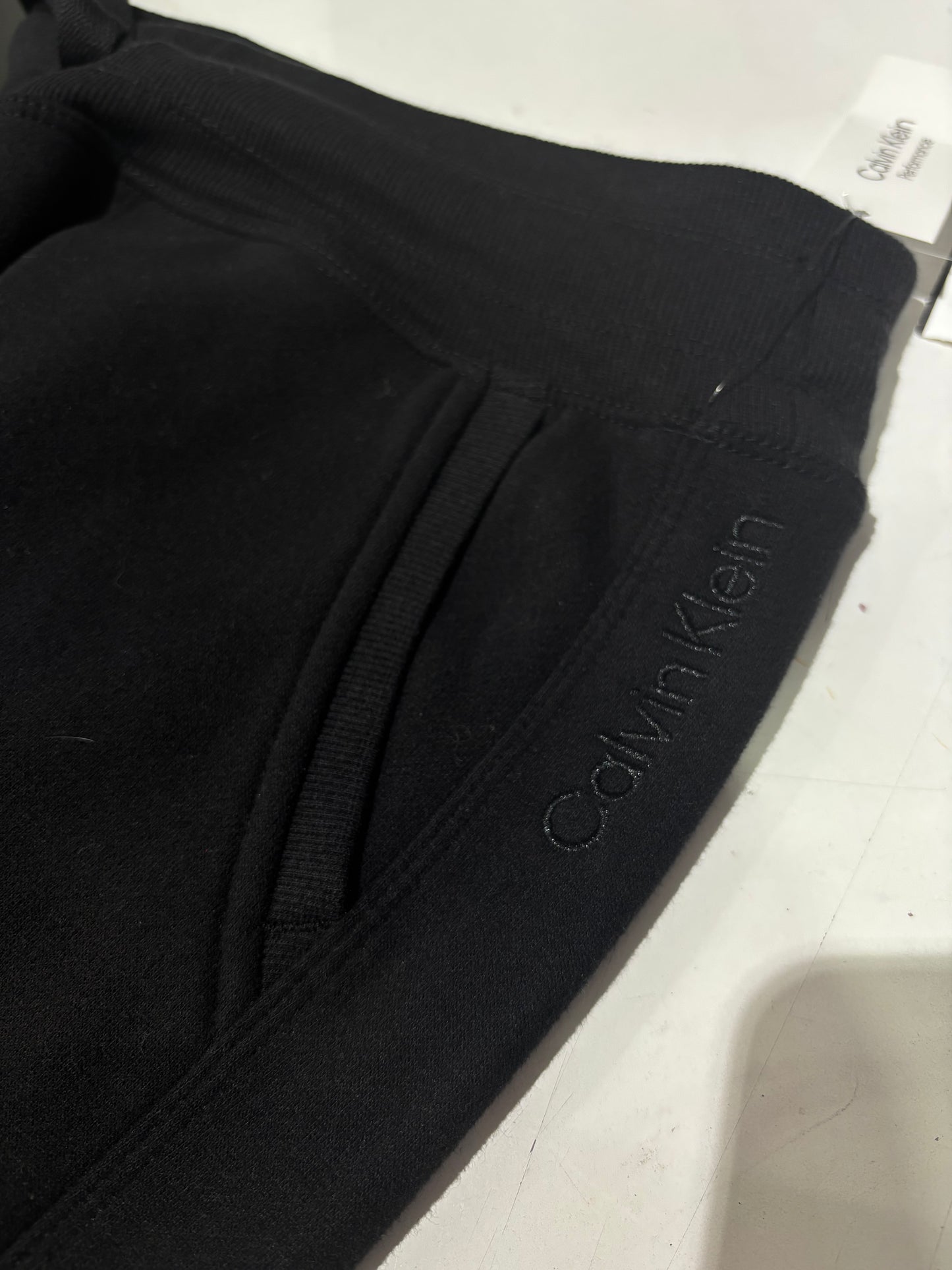 Pants Calvin K negro con letras en bolsa