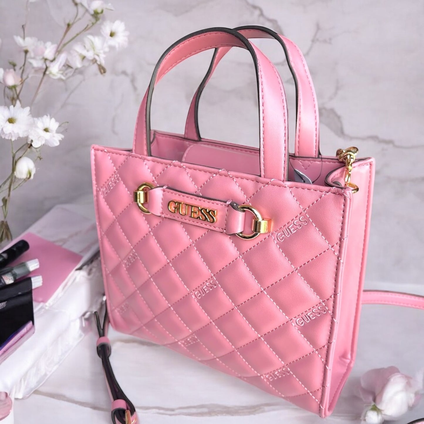 Tote Guess rosa acolchonada con strap