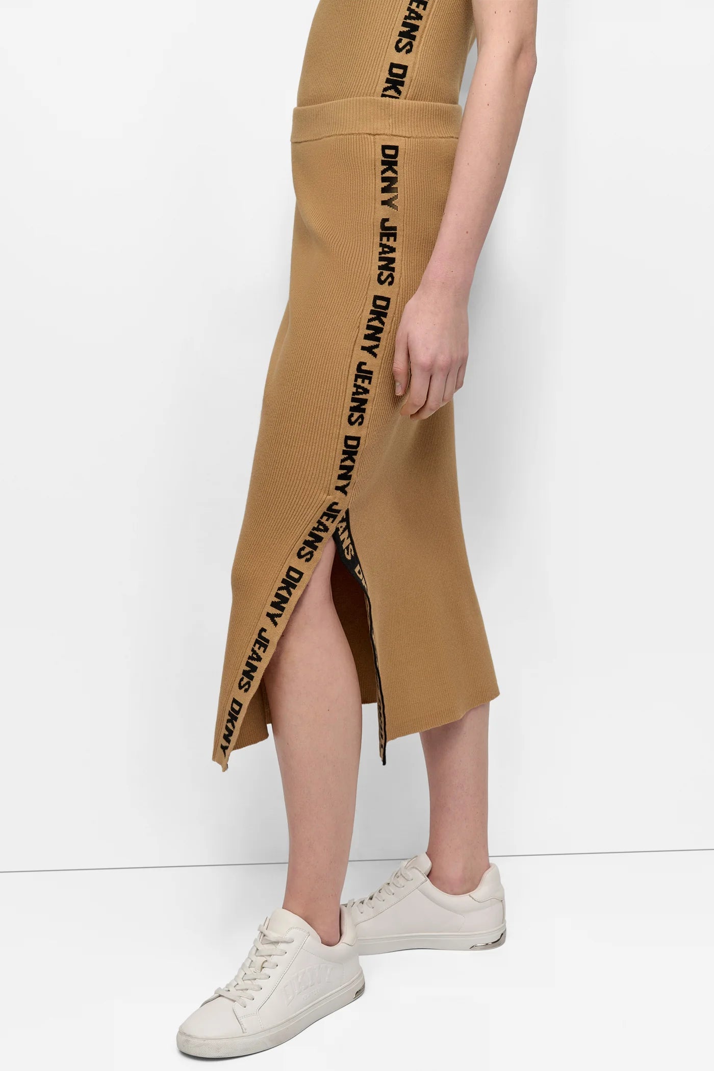 Falda DKNY camel con letras negras