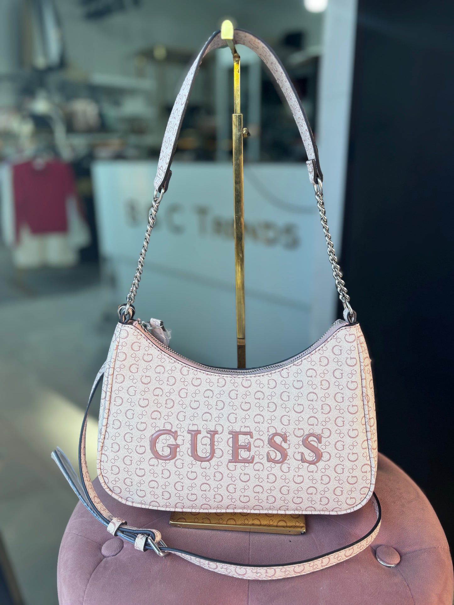 Crossbody/Hobo Guess con letras de goma