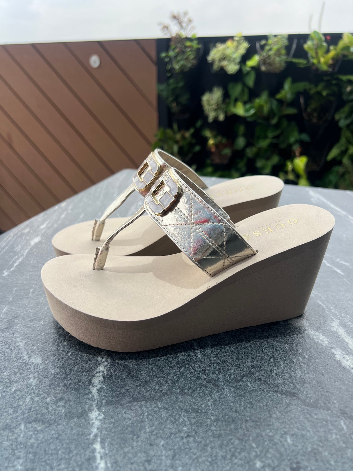 Sandalias Guess beige