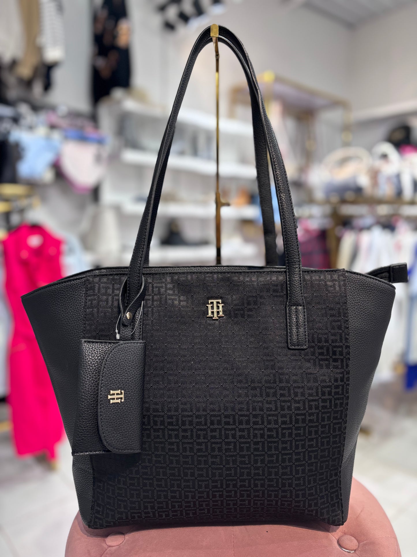 Tote Tommy H negra con monogram y monedero