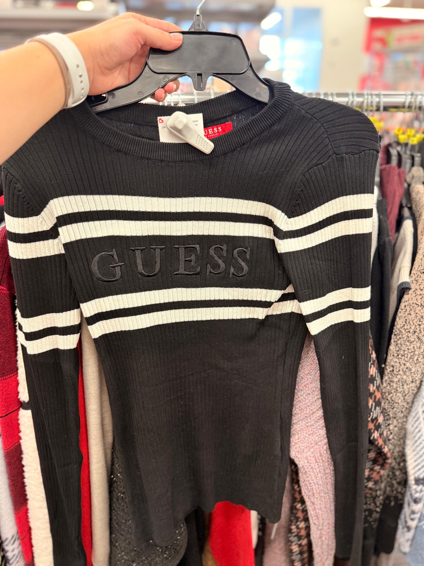 Suéter Guess negro con líneas blancas y letras bordadas