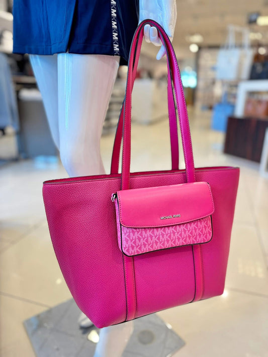 Dúo Tote Michael k fucsia con textura y mini Crossbody fucsia con monogram