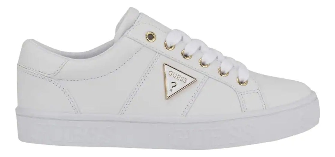 Tenis Guess blancos con suela grabada, placa blanca con dorado