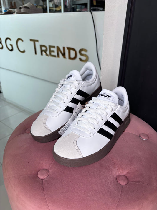 Tenis Adidas blancos con líneas negra