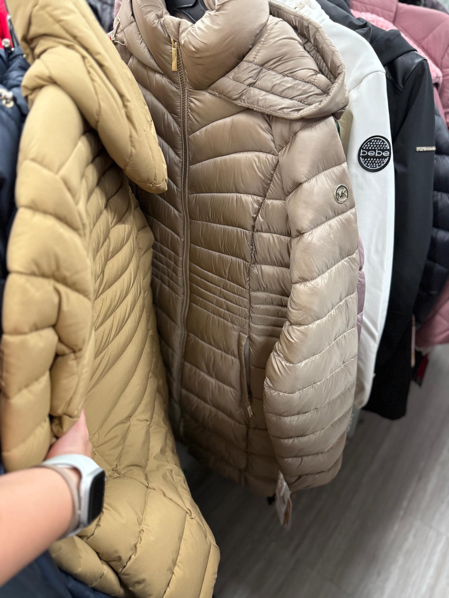 Chamarra Michael k champangne gold cierres en costados, herrajes y placa dorada