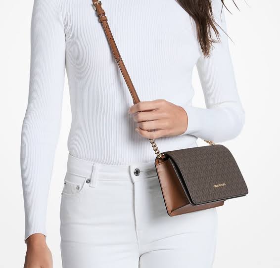 Crossbody Michael K café con monogram herrajes dorados