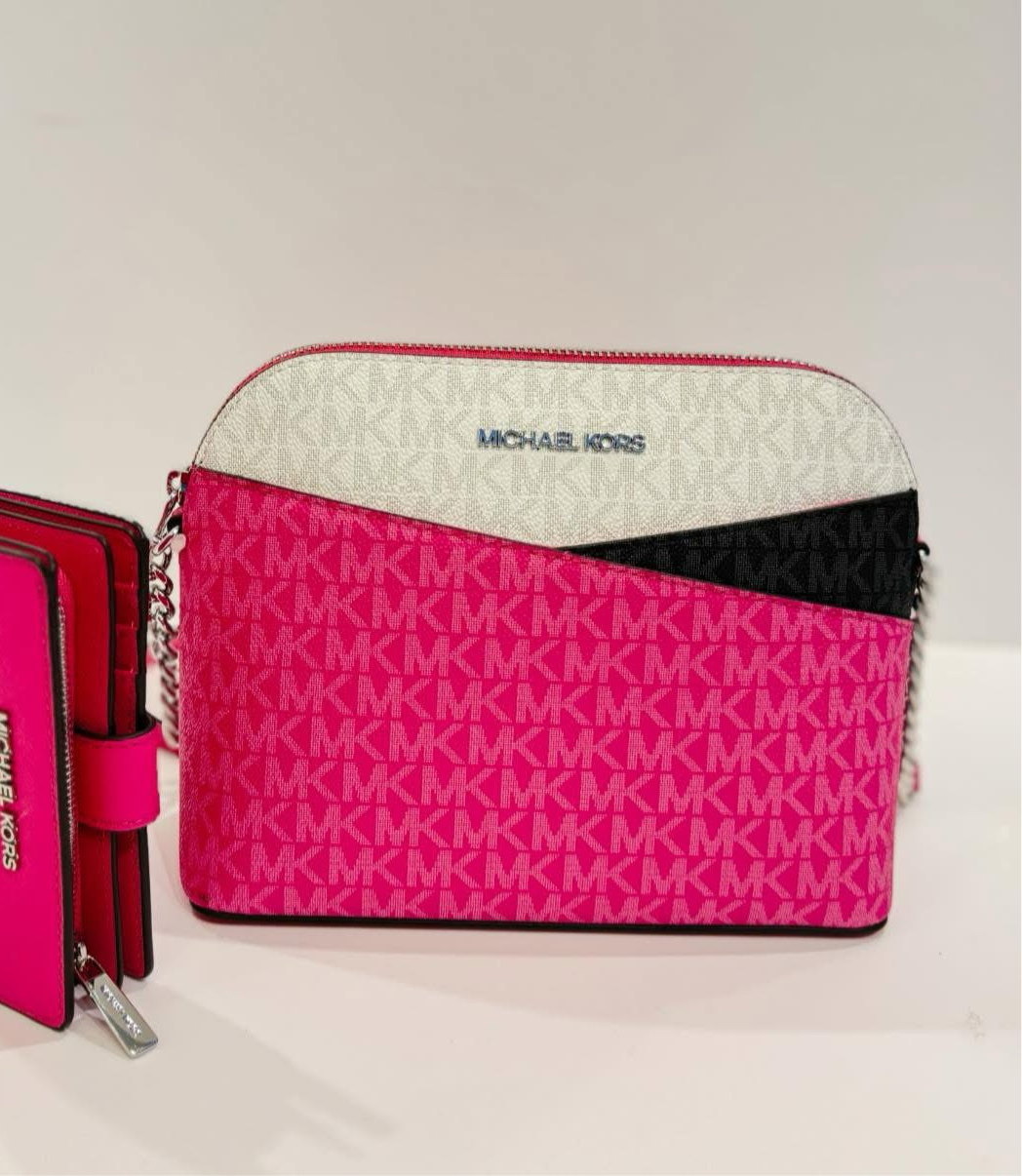 Crossbody Michael k rosa con monogram y detalles en color negro y blanco