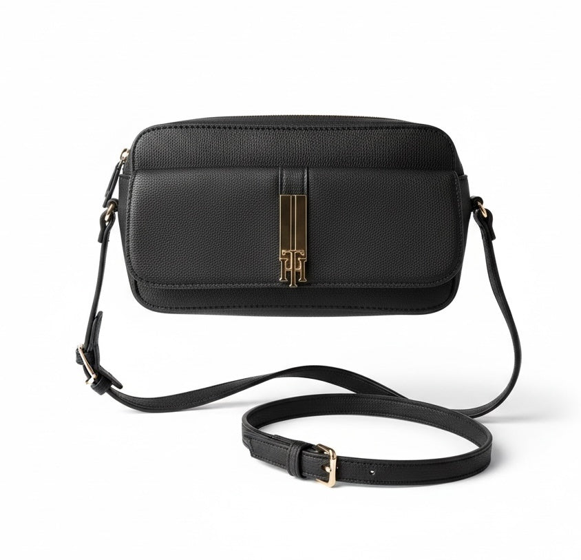 Crossbody Tommy H negra con placa dorada
