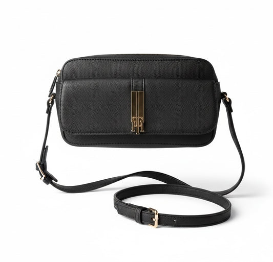 Crossbody Tommy H negra con placa dorada