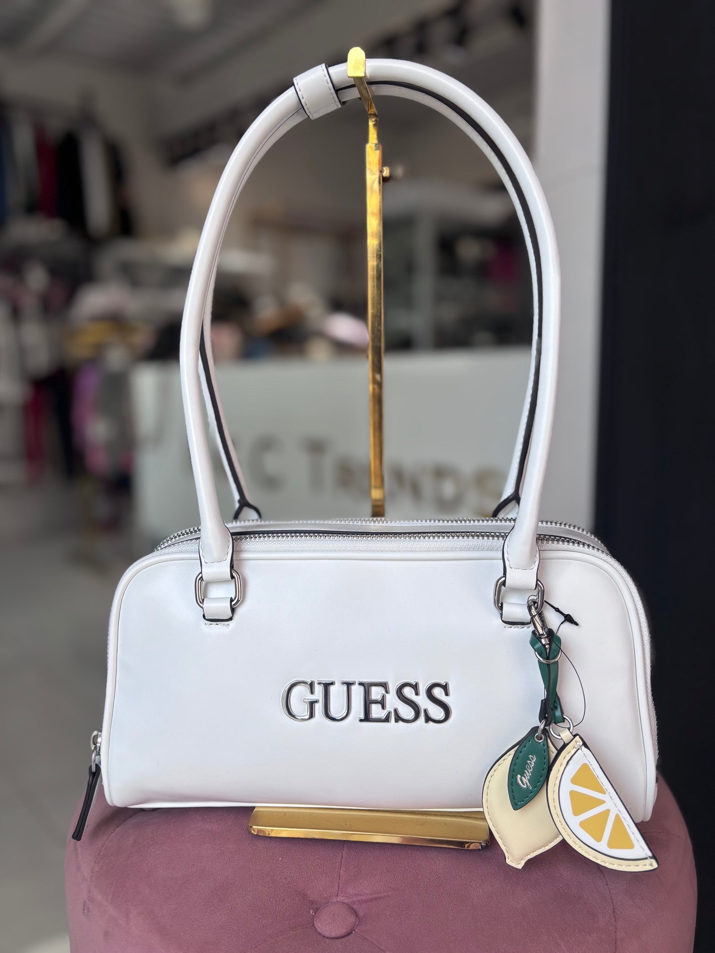 Hobo Guess blanca con llavero de limón